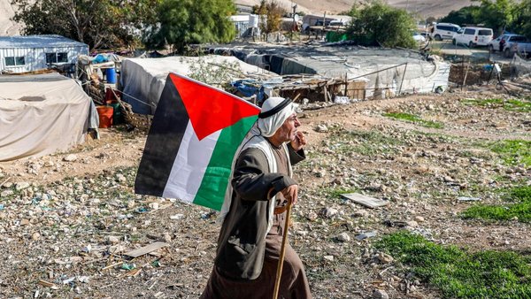 الخان-الاحمر-تصوير-فرانس-برس