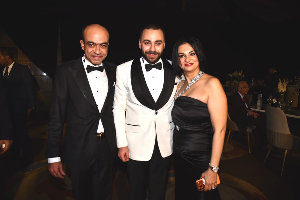 الراقصة ديانا مع رجل الأعمال مجدي فرحات ونجله&nbsp;