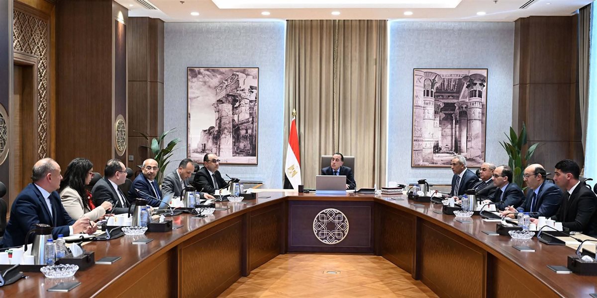 عقد الدكتور مصطفى مدبولي، رئيس مجلس الوزراء، اجتماعًا موسعًا، مساء اليوم، بمقر الحكومة بالعاصمة الإدارية الجديدة، لمتابعة الموقف التنفيذي لمشروعات تطوير قطاع الغزل والنسيج على مستوى الجمهورية.