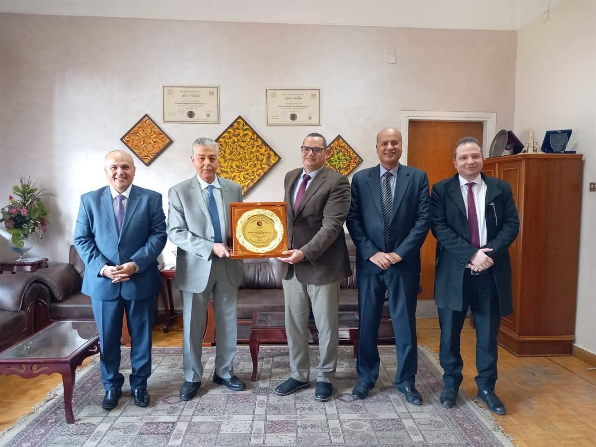 كلية الحقوق تحتفل باليوبيل الماسي وتكرم الدكتور حسن عبد الحميد محمود- خلف الحدث&nbsp;