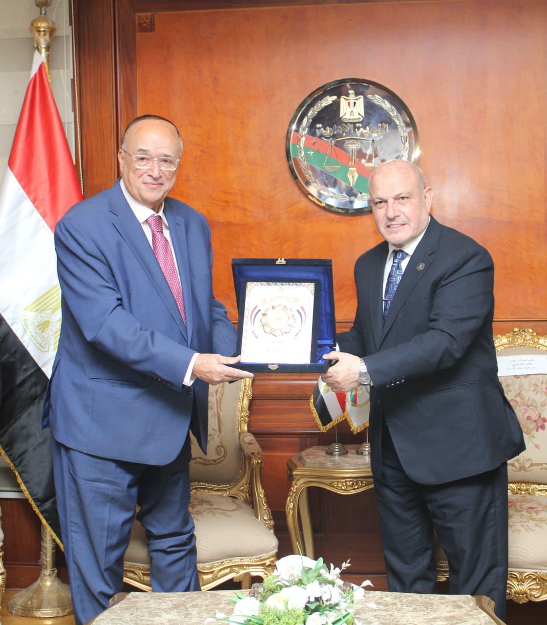 تبادل الدروع التذكارية&nbsp;