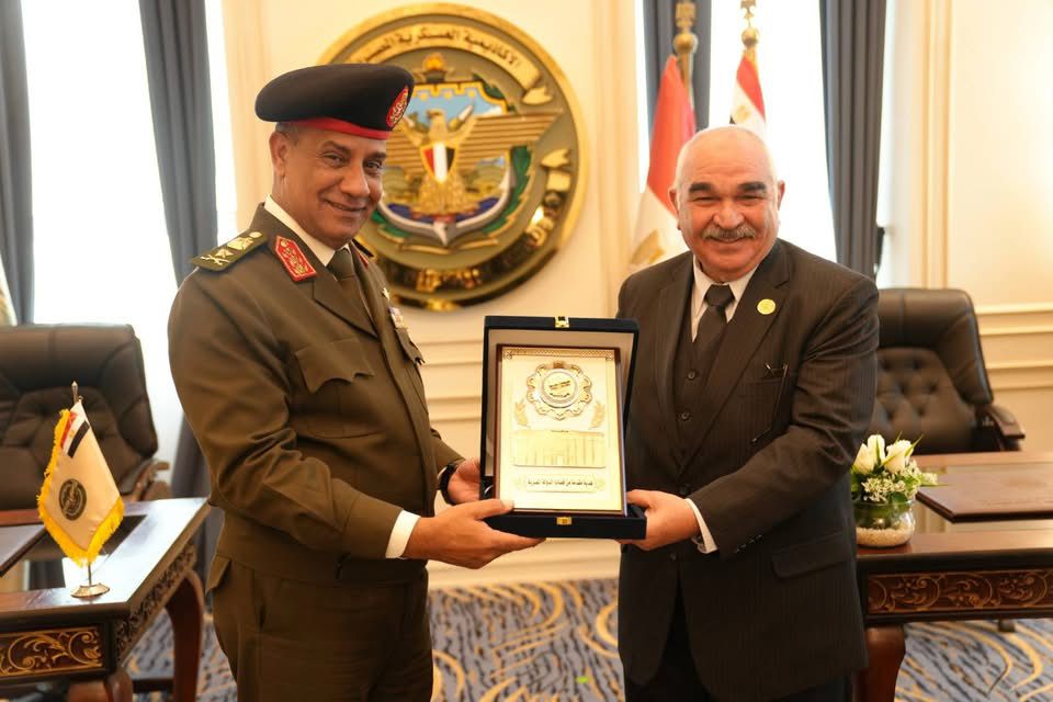 المستشار الدكتور حسين مدكور، رئيس الهيئة، والفريق أشرف سالم زاهر، مدير الأكاديمية العسكرية المصرية- خلف الحدث&nbsp;