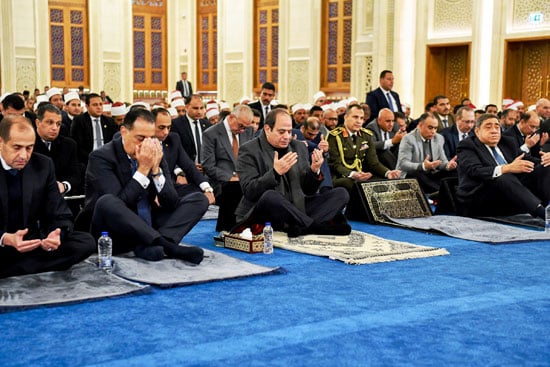 الرئيس السيسي يؤدي صلاة الفجر بمسجد العزيز الحكيم