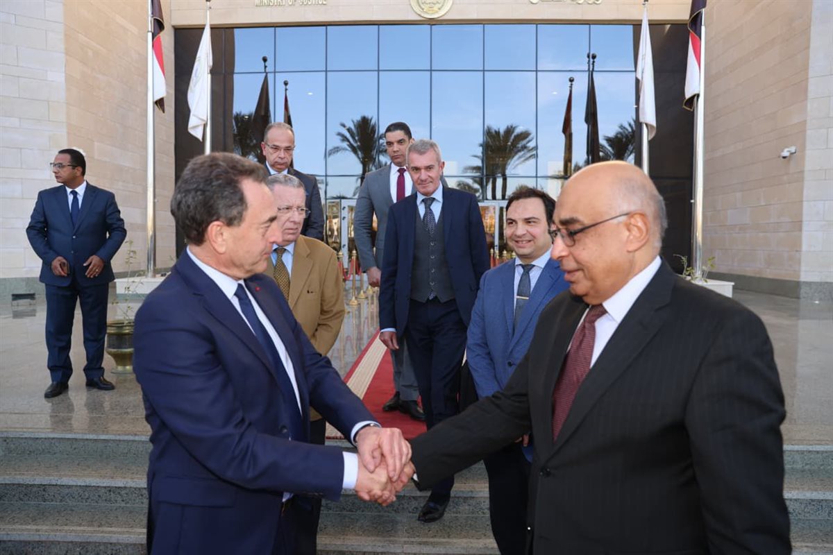 استقبل المستشار عدنان فنجري، وزير العدل، اليوم الأحد 25 يناير 2026 بديوان عام الوزارة بالعاصمة الإدارية الجديدة، إيريك شوفالييه، سفير جمهورية فرنسا بالقاهرة، والوفد المرافق له، بحضور مساعدي الوزير المعنيين.