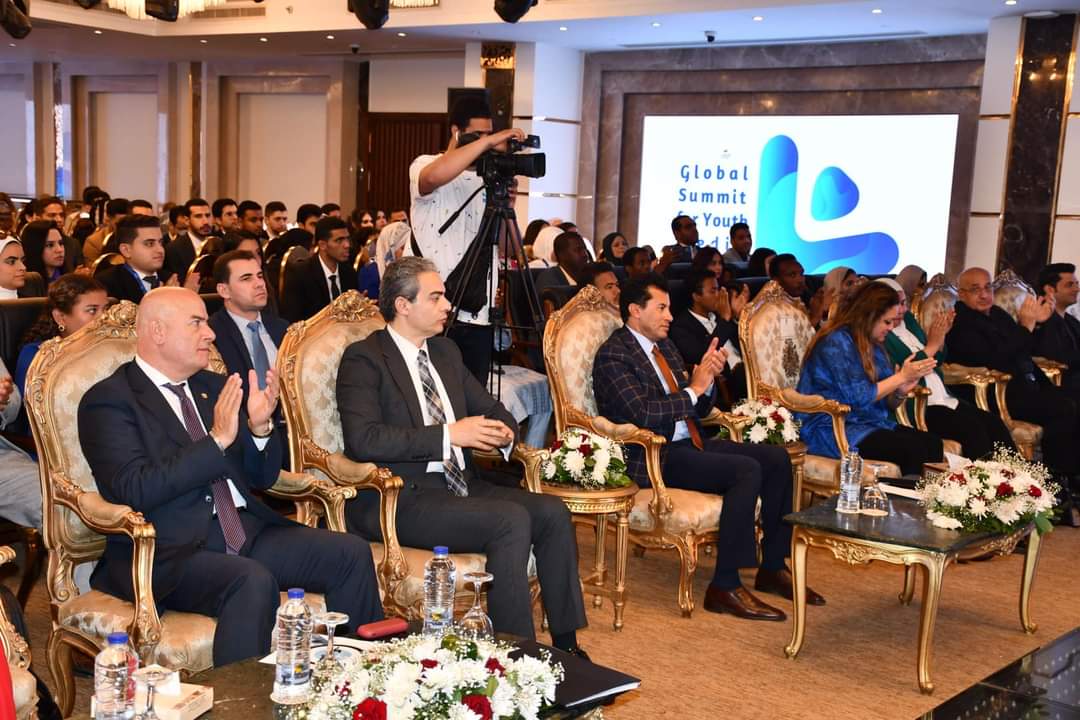 اثناء الافتتاح 