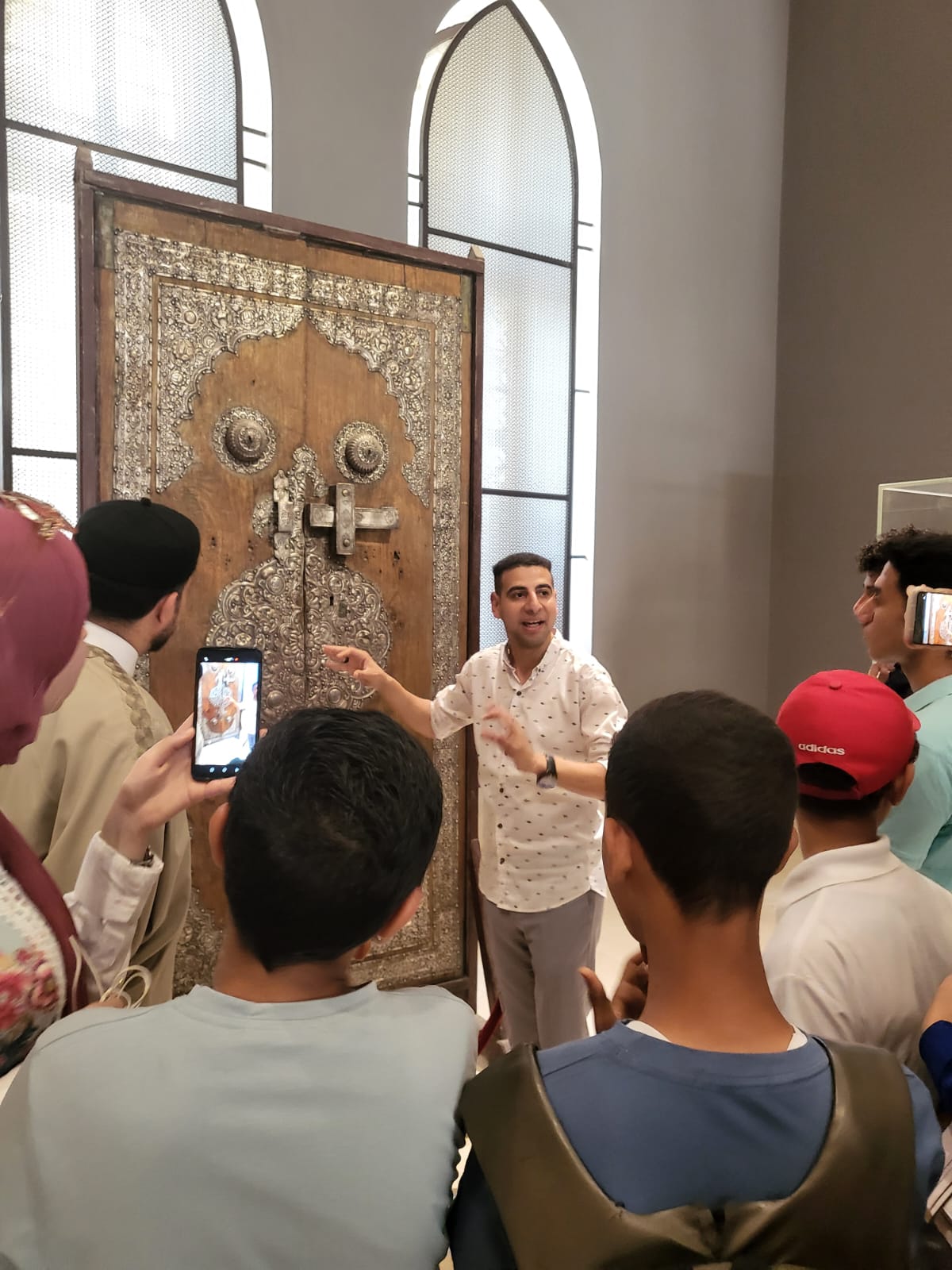 اثناء شرح الباحث محمد أشرف للقطع الأثرية 