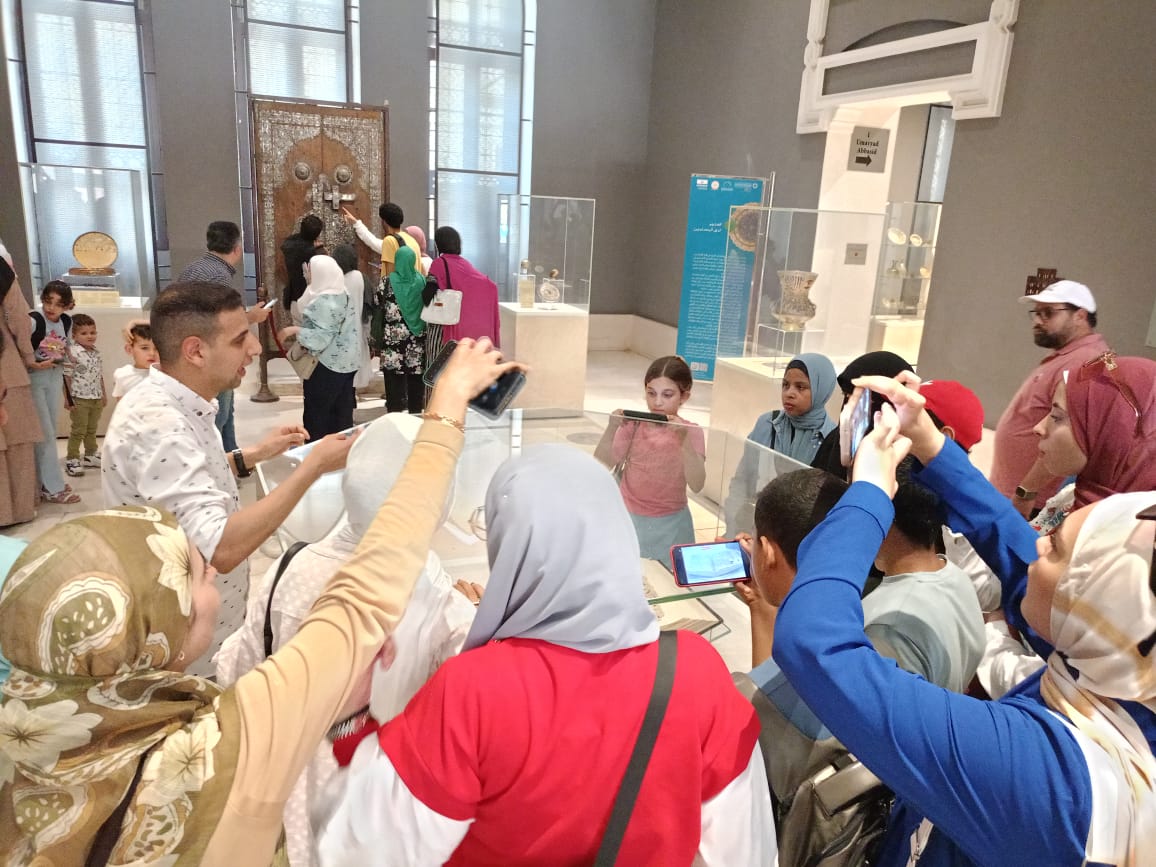 اثناء التعرف علي بعض القطع الأثرية 