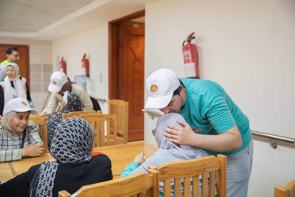 الشباب داخل دار الايتام والمسنين