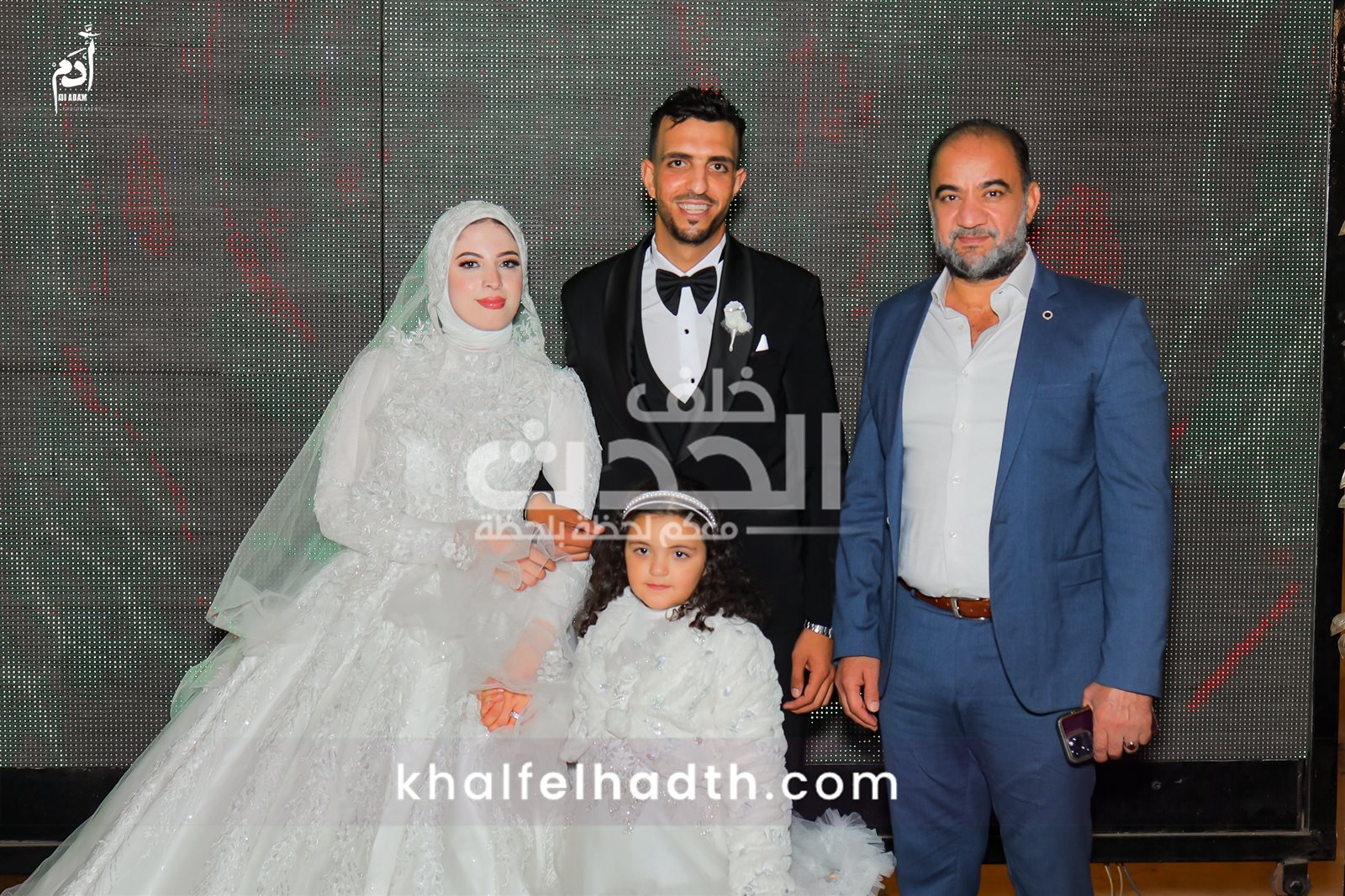 النائب حاتم عبد العزيز برفقة العروسين 