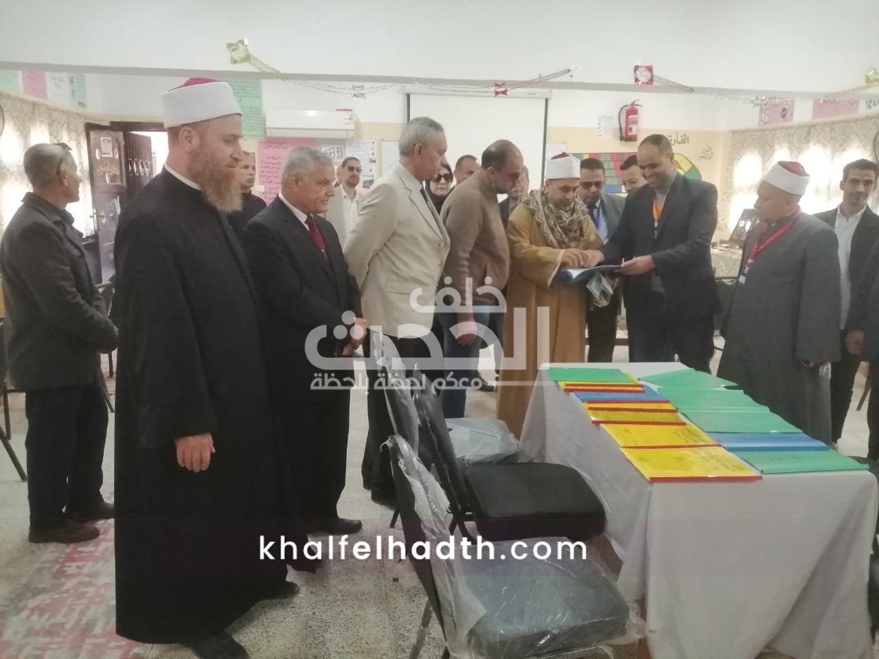 تفقد الزوار معمل الكمبيوتر 