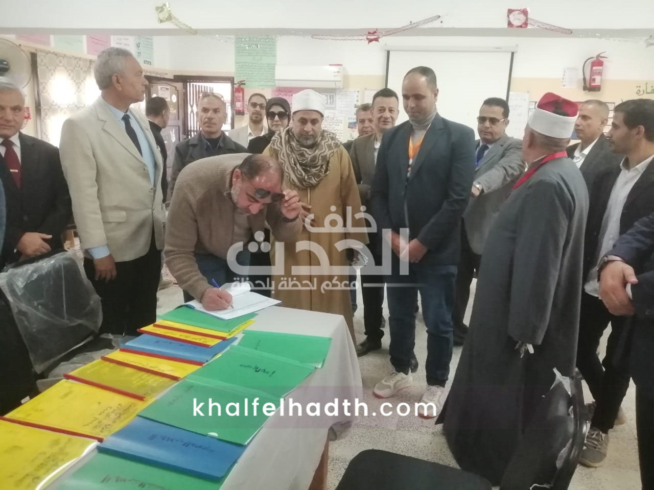 تفقد الزوار معمل الكمبيوتر 