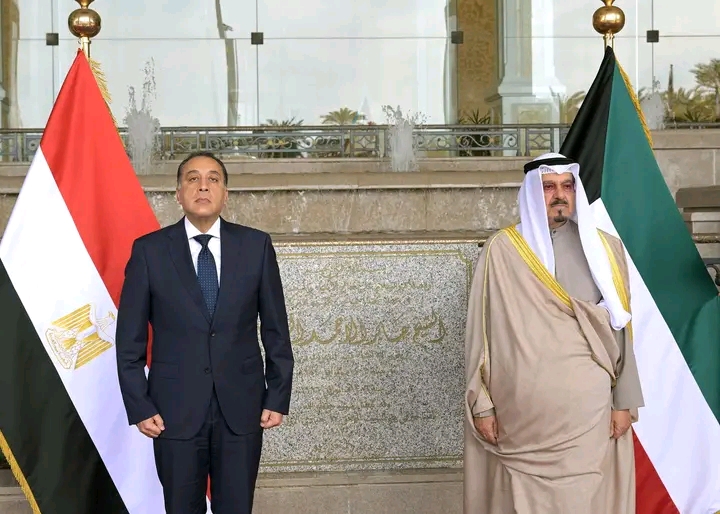 رئيس الوزراء المصري في الكويت.. استقبال رسمي ومباحثات لتعزيز التعاون المشترك