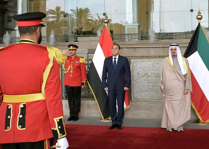 رئيس الوزراء المصري في الكويت.. استقبال رسمي ومباحثات لتعزيز التعاون المشترك