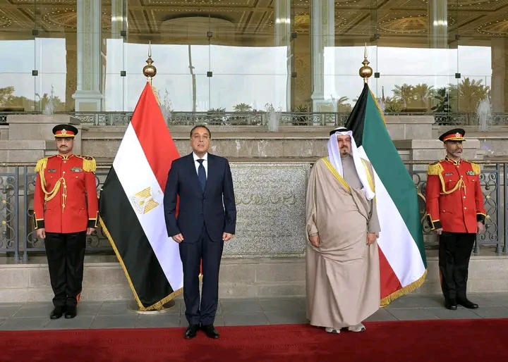 رئيس الوزراء المصري في الكويت.. استقبال رسمي ومباحثات لتعزيز التعاون المشترك