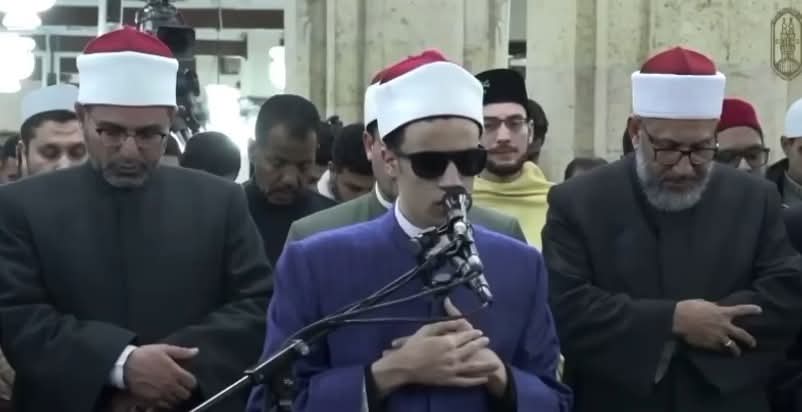 الطالب محمد أحمد حسن أثناء صلاة بالجامع الأزهر كــ إمام للمصليين&nbsp;