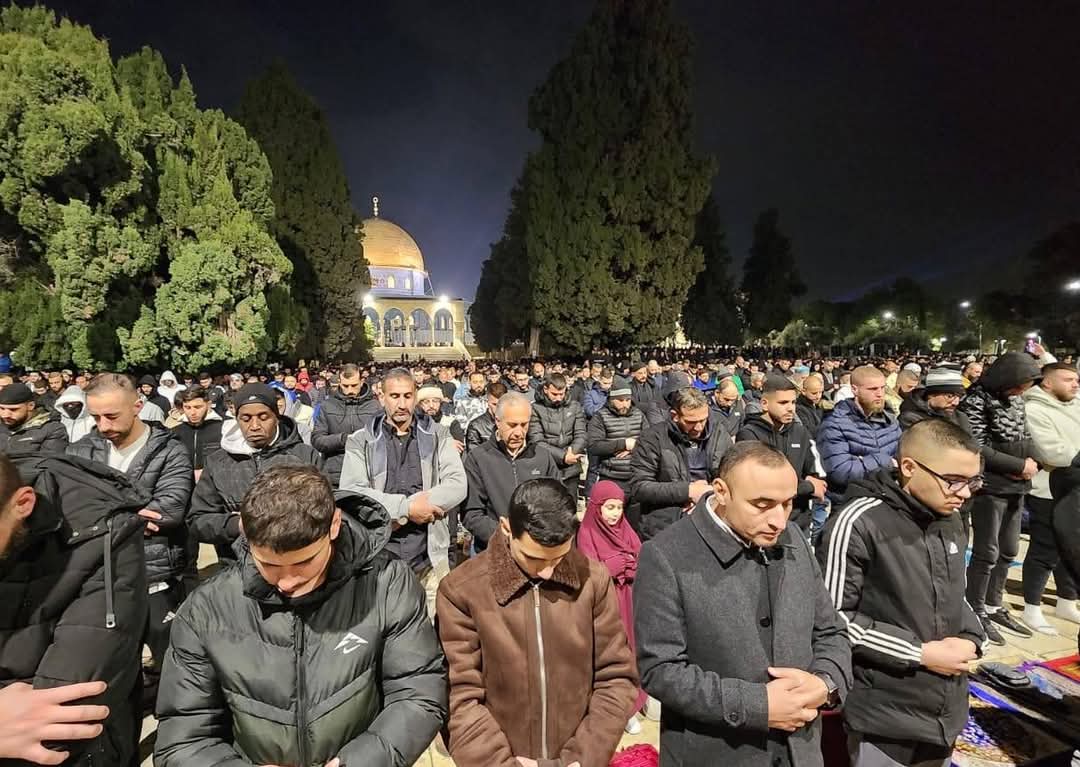 صلاة العشاء والتروايح بالمسجد الأقصي