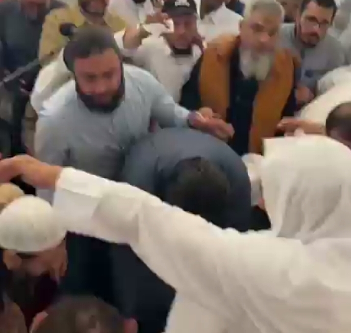 الشيخ المعصراوي إمامًا لصلاة جنازة الشيخ أبو إسحاق الحويني في الدوحة