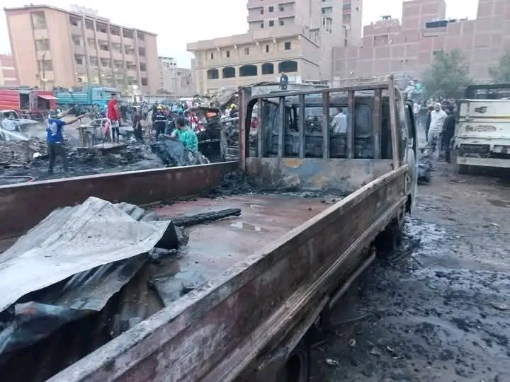 تفحم 15 سيارة و3 تروسيكلات في حريق هائل بجراج سيارات في الخصوص