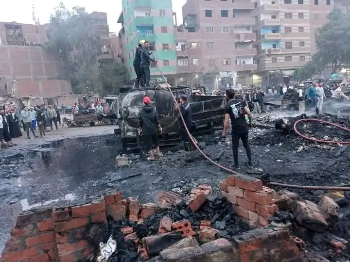 تفحم 15 سيارة و3 تروسيكلات في حريق هائل بجراج سيارات في الخصوص