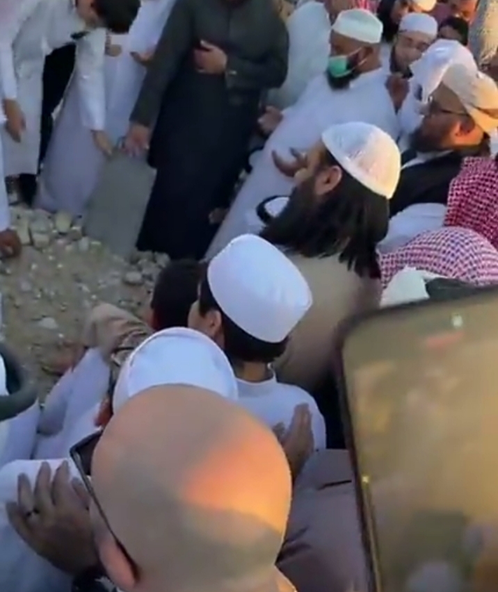 دموع لا تتوقف.. لحظة دفن وتشّييع الشيخ أبو إسحاق الحويني إلى مثواه الأخير