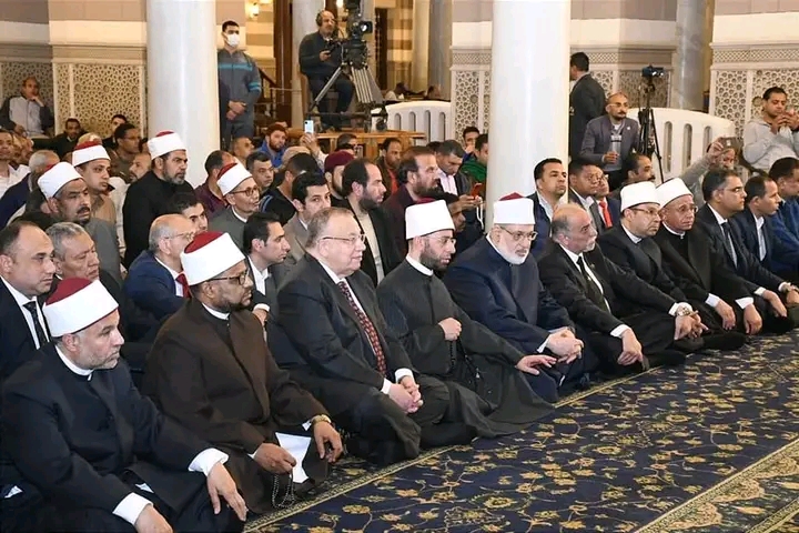 وزير الأوقاف يلاطف قطة خلال احتفالية ذكرى فتح مكة في مسجد السيدة زينب