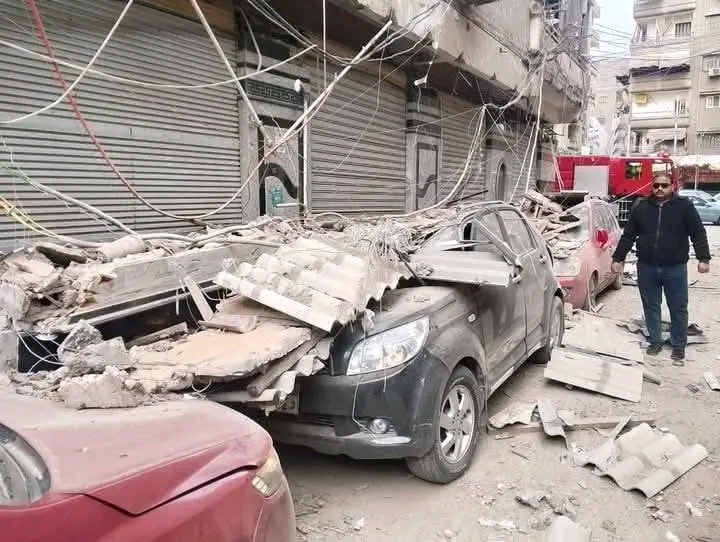 تحطم 3 سيارات بسبب سقوط جزء من عقار في الدقهلية