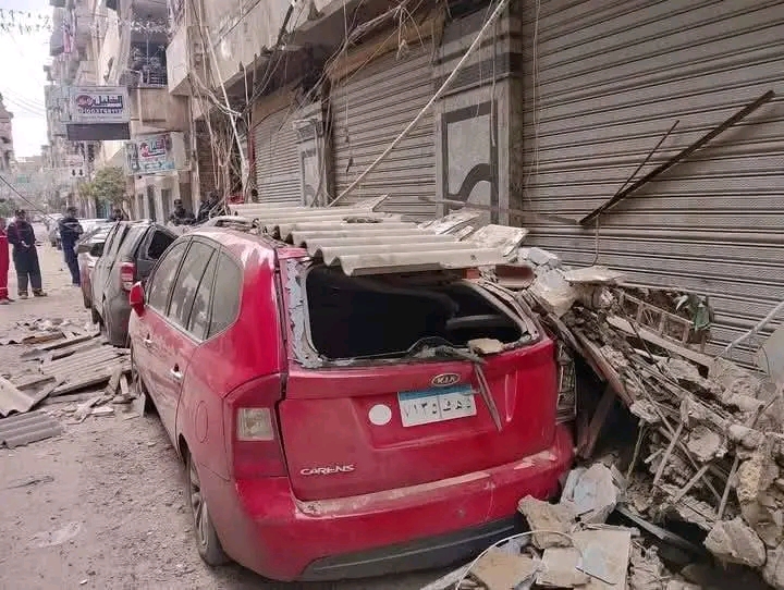 تحطم 3 سيارات بسبب سقوط جزء من عقار في الدقهلية