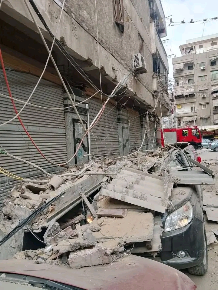 تحطم 3 سيارات بسبب سقوط جزء من عقار في الدقهلية
