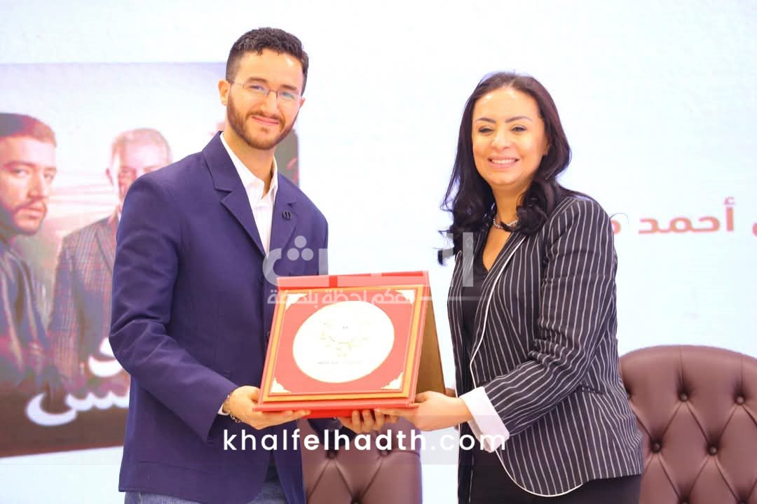 وزيرة التضامن تكرم فريق مسلسل 