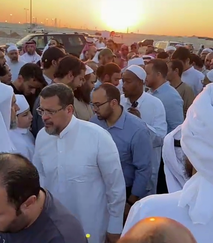 دموع لا تتوقف.. لحظة دفن وتشّييع الشيخ أبو إسحاق الحويني إلى مثواه الأخير