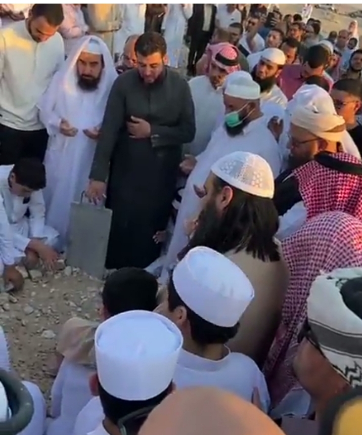 دموع لا تتوقف.. لحظة دفن وتشّييع الشيخ أبو إسحاق الحويني إلى مثواه الأخير