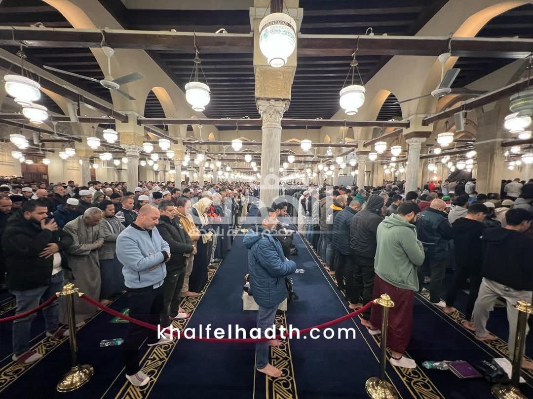 في أجواء روحانية.. المصلون يلتمسون ليلة القدر بالجامع الأزهر في الثلث الأخير من رمضان