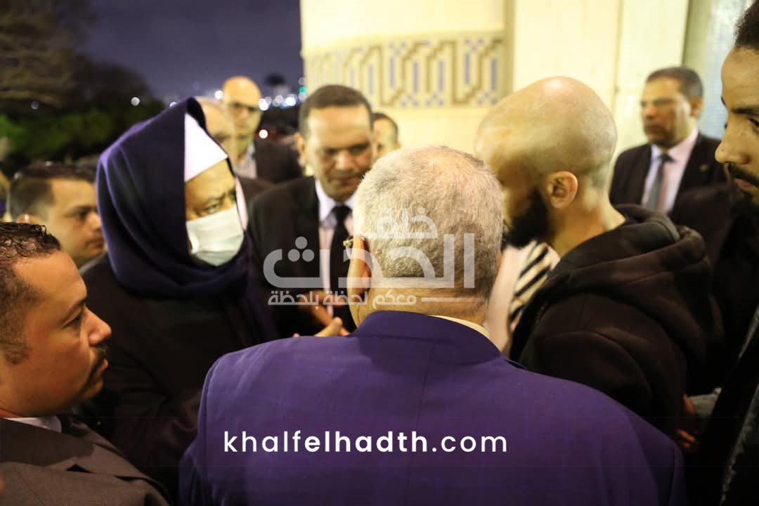شيخ الأزهر يقدم واجب العزاء لأسرة الدكتور المحرصاوي