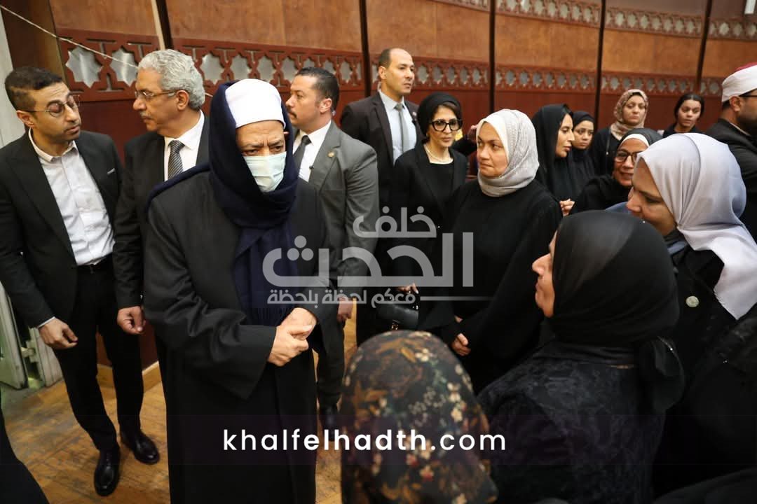 شيخ الأزهر يقدم واجب العزاء لأسرة الدكتور المحرصاوي