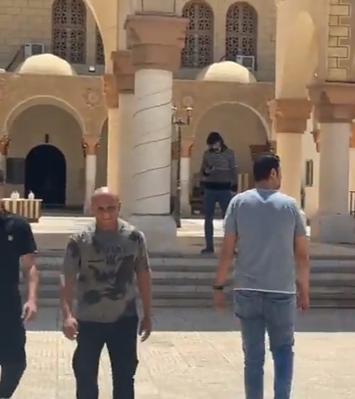 لحظة وصول جثمان الفنان سليمان عيد إلى المجمع الإسلامي بالشيخ زايد