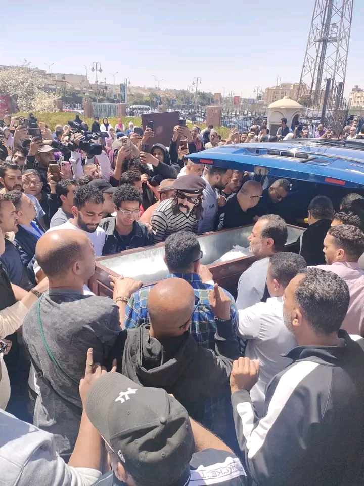 الحزن يخيّم على جنازة سليمان عيد.. حضور كبير وظهور لافت لنجوم الفن
