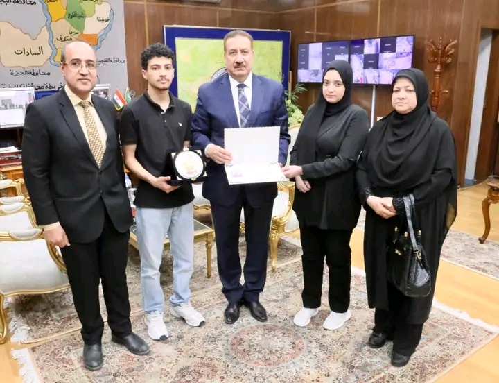 محافظ المنوفية يكرم أسرة مدير إدارة الباجور التعليمية الراحل ويمنحهم درع المحافظة