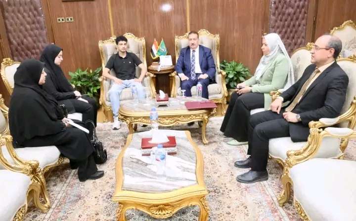 محافظ المنوفية يكرم أسرة مدير إدارة الباجور التعليمية الراحل ويمنحهم درع المحافظة