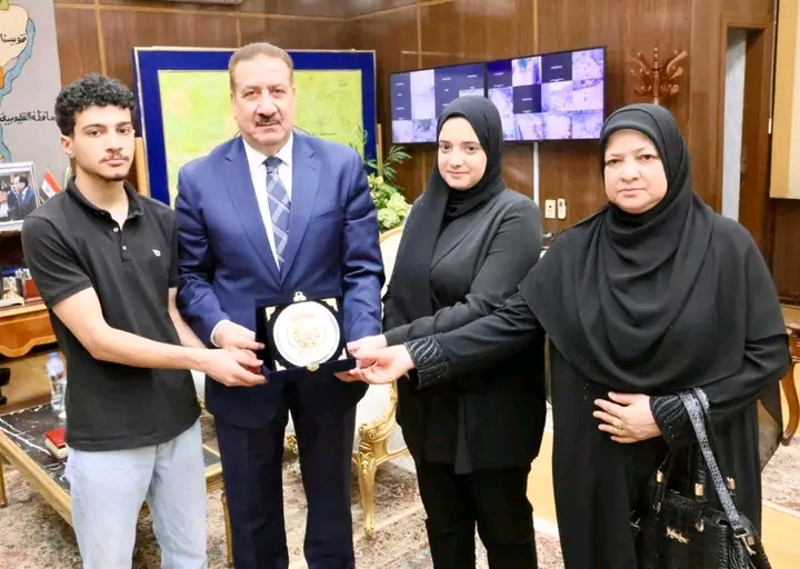 محافظ المنوفية يكرم أسرة مدير إدارة الباجور التعليمية الراحل ويمنحهم درع المحافظة