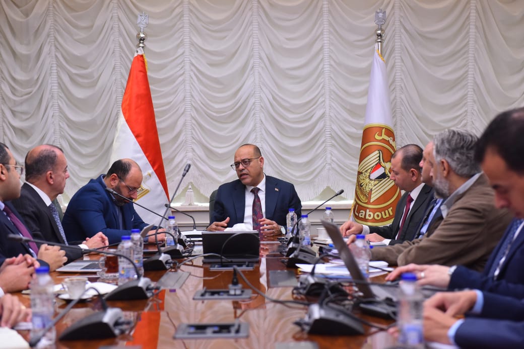 وزير العمل محمد جبران و شركة eFinance المتخصصة في الحلول الرقمية والخدمات المالية الإلكتروني -خلف الحدث