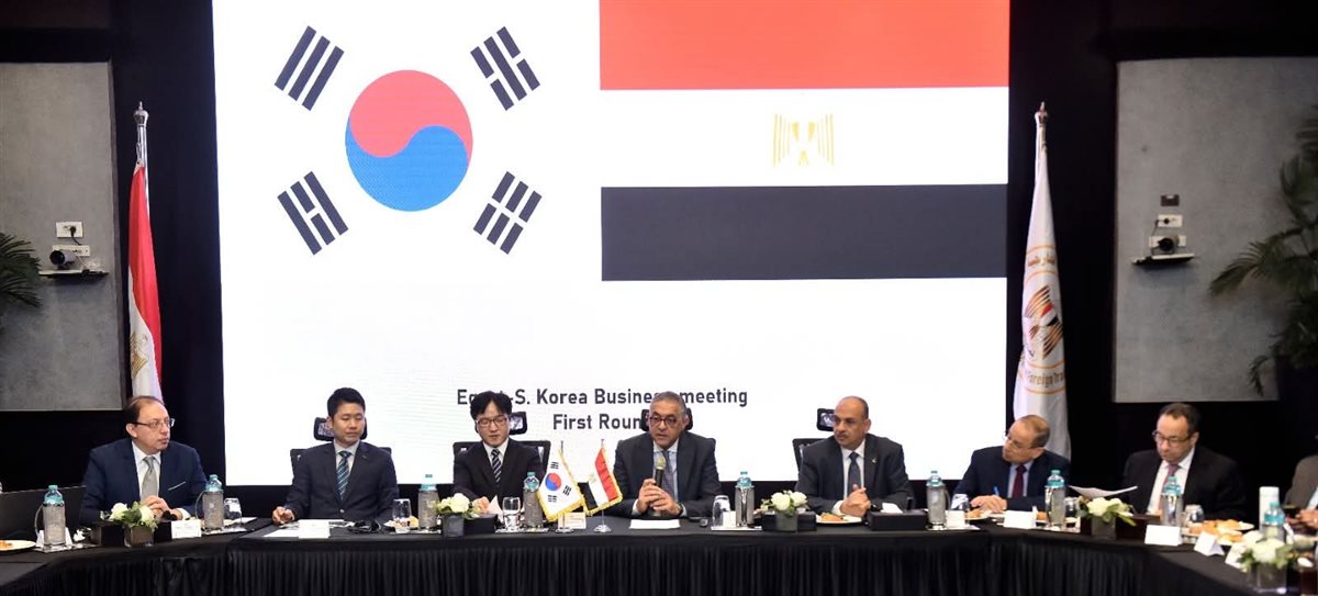 الهيئة العامة للاستثمار والمناطق الحرة أول اجتماع للجنة المصرية الكورية لتنمية الأعمال والاستثمار، بحضور حسام هيبة الرئيس التنفيذي للهيئة، و هيوندو يي الملحق التجاري بسفارة كوريا الجنوبية بالقاهرة-خلف الحدث&nbsp;
