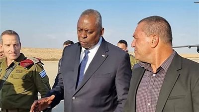 وزير الدفاع الأمريكي يزور قاعدة عسكرية إسرائيلية ويقدم شحنة أسلحة