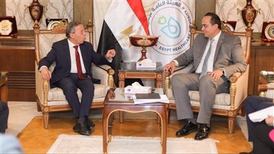 رئيس الرعاية الصحية يؤكد لنقيب الأطباء دورهم كحلقة وصل بين الهيئة و الأطباء بمحافظات التأمين الصحي الشامل