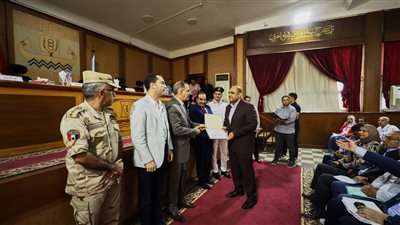 محافظ كفرالشيخ يكرم رئيس مدينه بيلا ومعاونيه لتميزهم وكفائتهم فى العمل 
