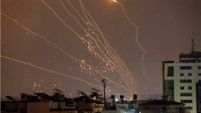 صواريخ المقاومة الفلسطينية تقصف تل أبيب في الداخل الإسرائيلي المحتل