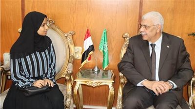 رئيس جامعة المنوفية يعزي طالبة فلسطينية فقدت عائلتها في العدوان الإسرائيلي بغزة