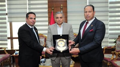 رئيس جامعة كفر الشيخ يكرم رئيس اللجنه المنظمه لبطوله كأس العالم لرفع الاثقال لذوي الاحتياجات الخاصة