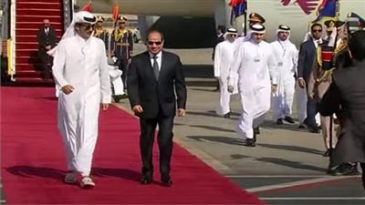 غزة تسيطر على اللقاء.. الرئيس السيسي يستقبل أمير قطر بمطار القاهرة  