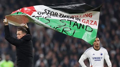 مره اخرى...علم فلسطين يغزو ملاعب أوروبا.. مباراة مانشستر يونايتد 