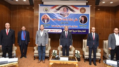 وزير العمل ومحافظ أسيوط يفتتحان ملتقى للسلامة والصحة المهنية في 